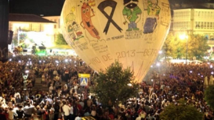 El globo de Betanzos honra a las víctimas del accidente de tren de Santiago