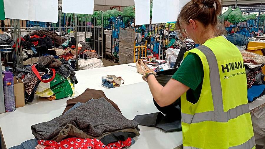 Traballadoras da entidade sin ánimo de lucro seleccionando as prendas para a súa reciclaxe. Foto: Humana