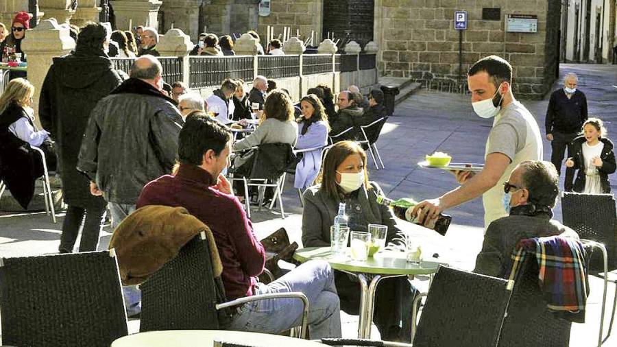 ourense. Personas en una terraza de Ourense, provincia con más zonas ‘covid-free’. Foto: Rosa Veiga / E.P.