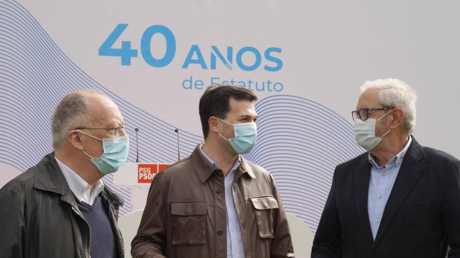 Os expresidentes da Xunta de Galicia, Fernando González Laxe, á esquerda, e Emilio Pérez Touriño, á dereita, co secretario xeral do PSdeG, Gonzalo Caballero, este sábado en Santiago durante o acto de celebración dos 40 anos do Estatuto de Autonomía. ÁLVARO BALLESTEROS/EUROPA PRESS