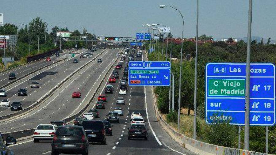 Decenas de coches en la A-6 en dirección A Coruña, este pasado sábado en Madrid, cuando continúa la segunda operación especial de tráfico del verano. EFE/ Víctor Lerena