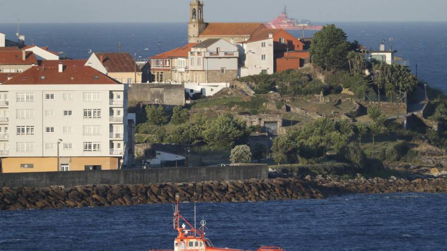 Un buque de Salvamento Marítimo participa, el pasado martes, en la búsqueda de los dos ocupantes del kayak desaparecidos en aguas de Porto do Son. EFE/Lavandeira jr