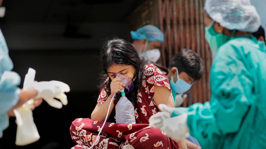 tratamiento. Una niña recibe oxígeno en la India durante la desastrosa oleada pandémica. Foto: Plan International 