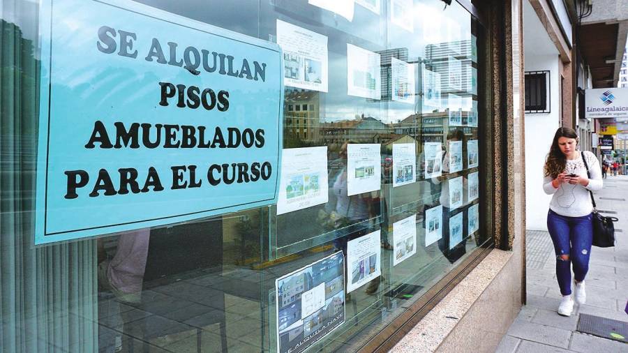 gran demanda. Una inmobiliaria compostelana anuncia el alquiler de pisos para estudiantes. Foto: Fernando Blanco 
