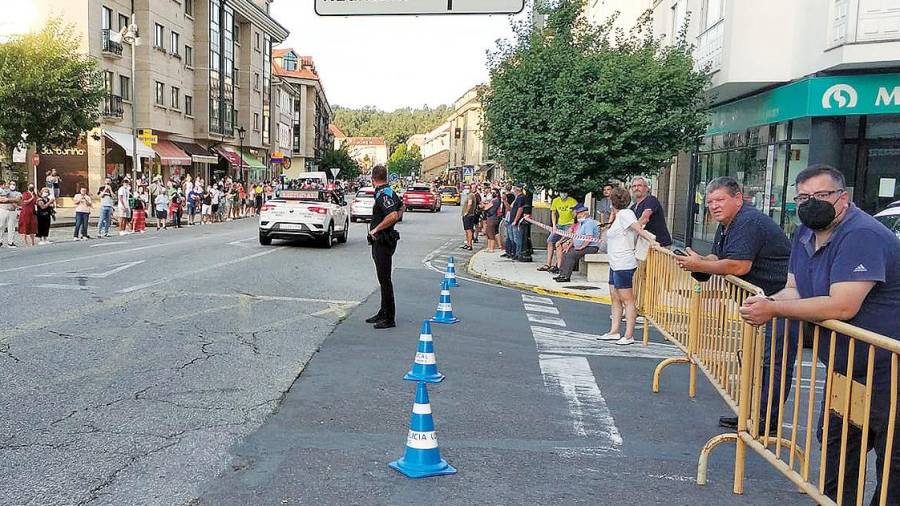 Un agente de la Policía Local controla la avenida da Maía durante el paso de la Vuelta a España. Foto: CDA