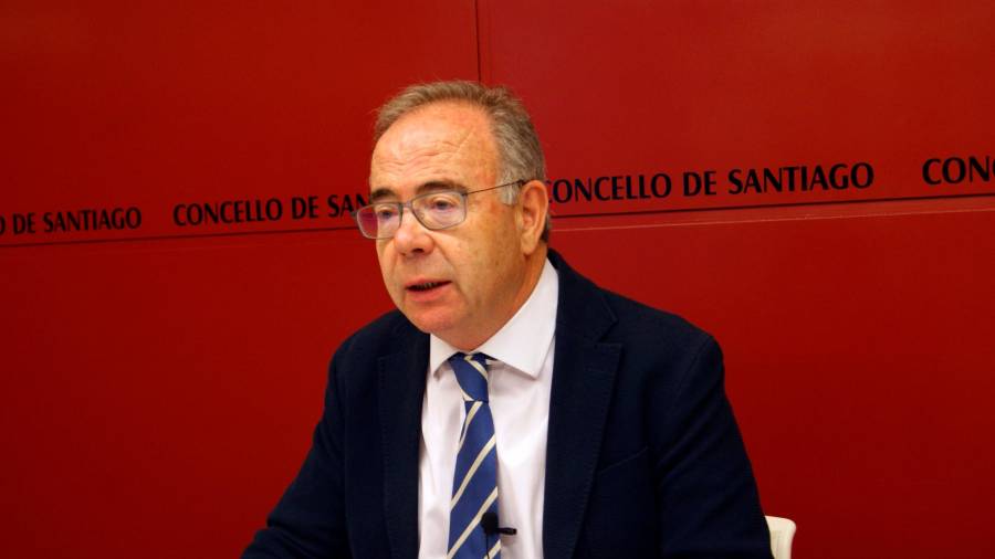 El alcalde de Santiago, Xosé Sánchez Bugallo, durante la rueda de prensa de este lunes. FOTO: CDS