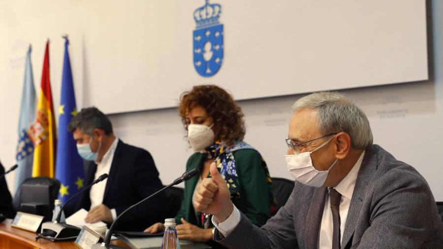 Sánchez Izquierdo, á dereita, onte na comisión do Parlamento Galego. Foto: Lavandeira jr./Efe
