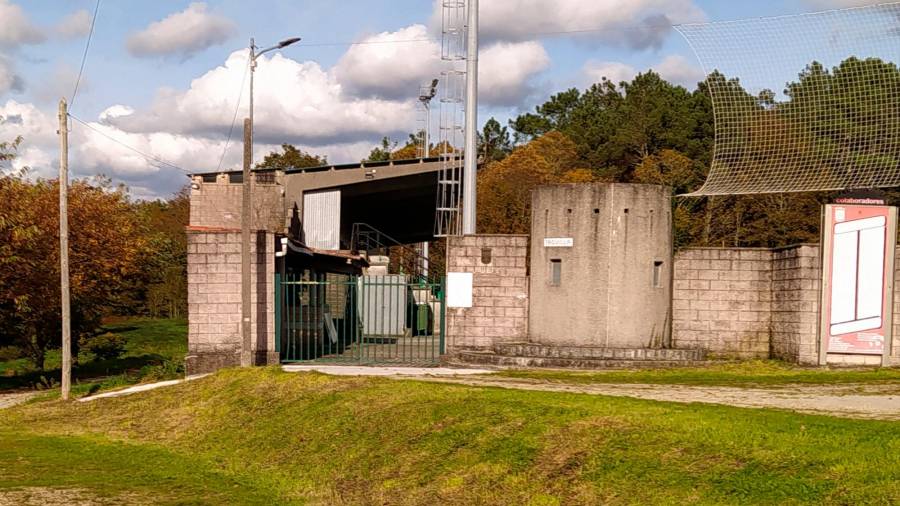 Acceso principal al campo de fútbol Jesús García Calvo en Pedra Mámoa, Negreira. Foto: CG