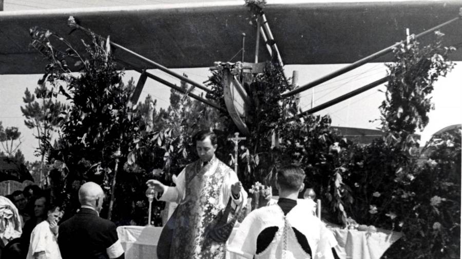 1935. Ceremonia religiosa por la inauguración del aeropuerto de Lavacolla. Santiago de Compostela. (Autor, El Correo Gallego).