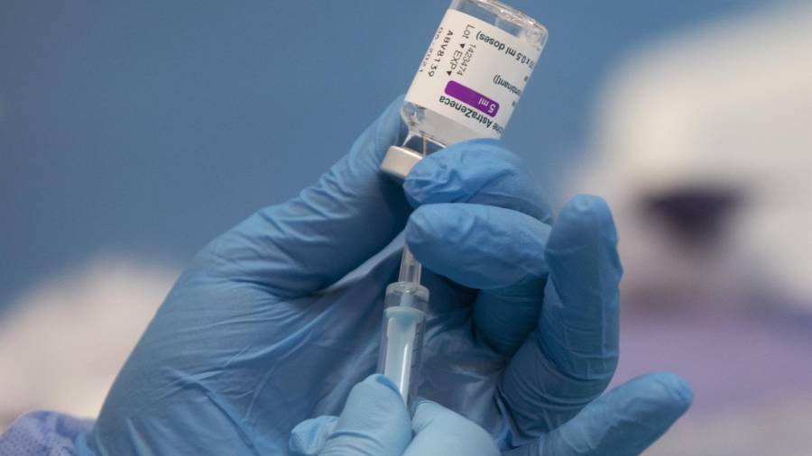 Una profesional sanitaria sostiene una jeringuilla con un vial de la vacuna contra la COVID-19 de AstraZeneca. MARÍA JOSÉ LÓPEZ/EUROPA PRESS