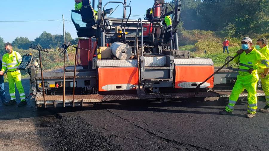 TRABAJo. Operarios en labores de asfaltado en una carretera de la red provincial de Lugo Foto: ECG