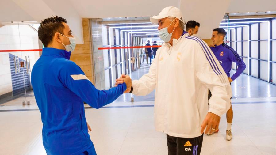 PULSO Los dos entrenadores, Xavi Hernández y Carlo Ancelotti, saludándose ayer en el escenario del encuentro. Foto: RFEF