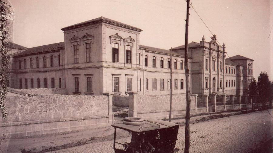 Imagen de la antigua escuela de veterinaria de Santiago en una entonces adoquinada rúa do Hórreo