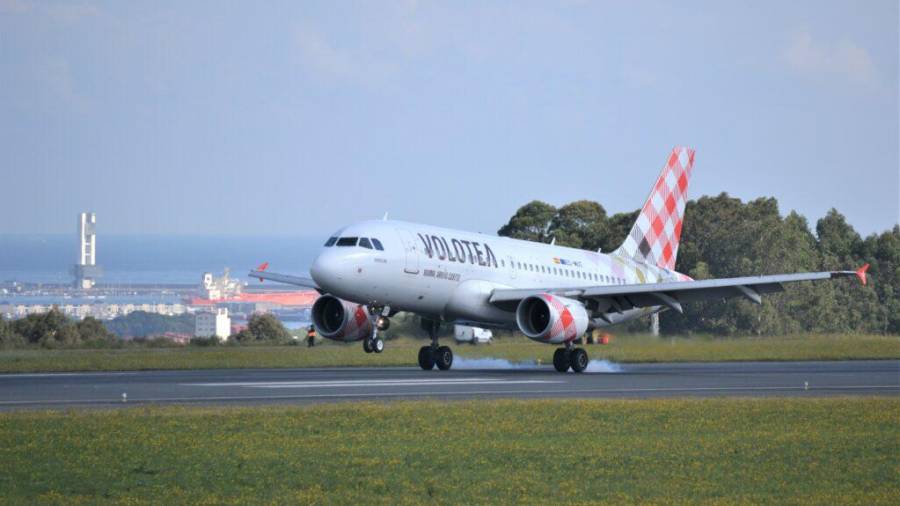 En la foto de archivo, un avión de Volotea en la pista del aeropuerto de A Coruña. FOTO: vuelamasalto.com