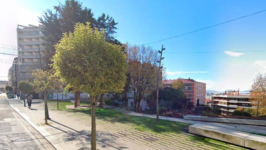 Zona arbolada en la calle Pi y Margall de Vigo, donde el acusado interrogó a la mujer sobre su vida sexual el pasado 31 de marzo de 2021.
