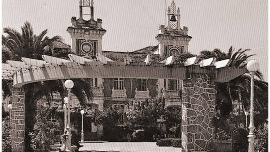RIBEIRA. Antigua pérgola de la plaza consistorial de Ribeira, de la década de los 50.