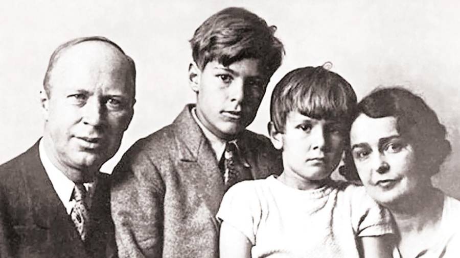 El matrimonio Prokofiev con sus hijos. Foto: A. P.