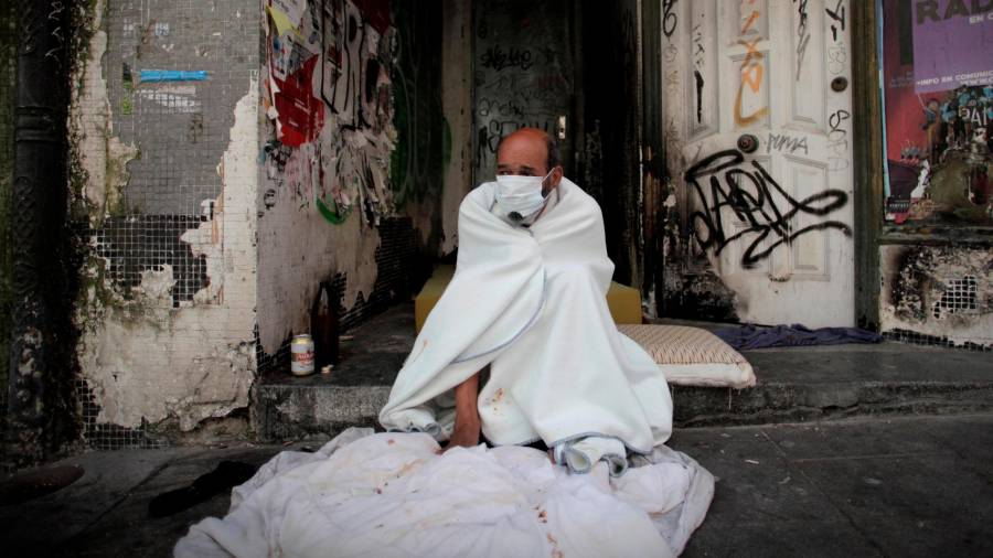 ECONOMÍA. Un gallego sin hogar de 50 años pidiendo en las calles de A Coruña durante el mes de mayo. Foto: Cabalar