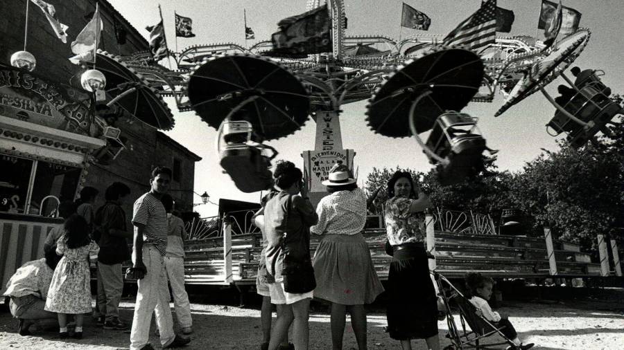 Atracción conocida como ‘las sombrillas’ en la carballeira de Santa Susana durante la celebración de las fiestas del Apóstol, en 1990. Foto: ECG