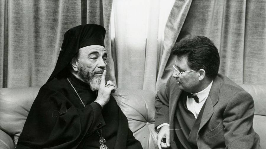 El arzobispo metropolitano de Jerusalén, Hilarion Capucci, conversa con Ghaleb Jaber Ibrahim durante su estancia en Santiago. Foto: Manolo Blanco