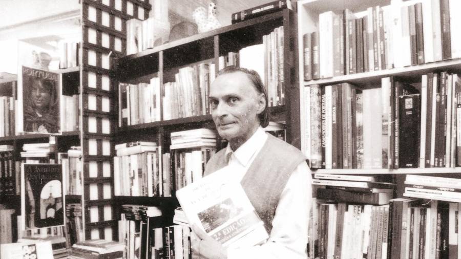 Rafael Silva, rodeado de ejemplares, en el interior de la librería Follas Novas, en la década de los 80. Foto: ECG