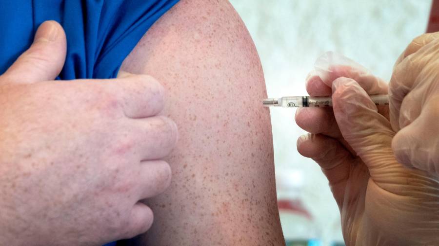 Un paciente recibe una inyección de la vacuna de Pfizer-BioNTech contra el coronavirus en el estado de Florida Foto: Cristobal Herrera-Ulashkevich