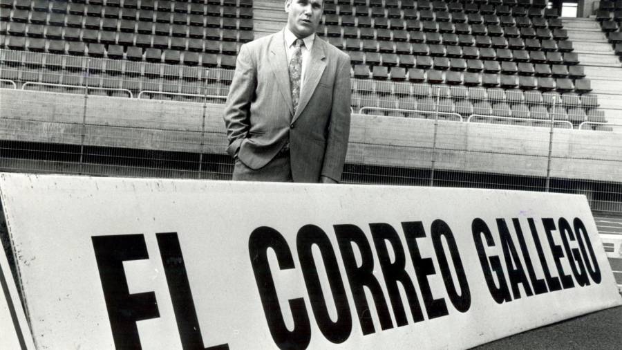 líder José María Caneda, en una fotografía antigua: ante una pancarta de EL CORREO GALLEGO en el estadio de San Lázaro. Foto: ECG 
