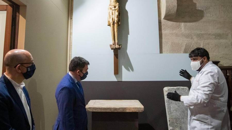O conselleiro, Román Rodríguez, recibe explicacións sobre unha peza do museo de arte sacra