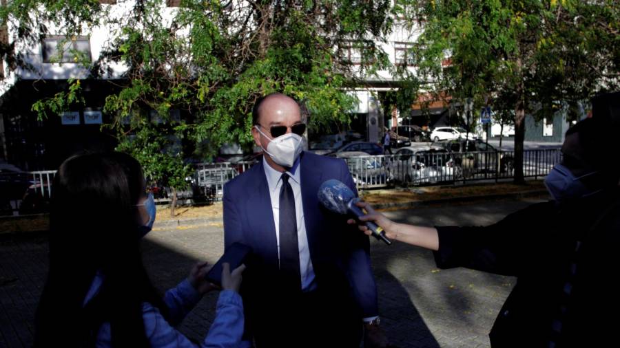 Luis Felipe Utrera-Molina, abogado de la familia Franco, es abordado por la prensa a su entrada al antiguo edificio de la Audiencia Provincial de A Coruña, ayer martes. EFE/Cabalar