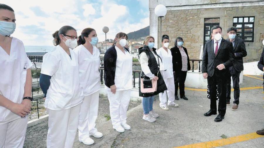 Traballadoras do Servizo de Axuda no Fogar no Concello de Fisterra durante unha visita do presidente provincial á localidade. Foto: Deputación Coruña