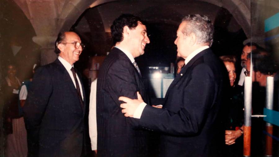 El presidente de la República Portuguesa, Mario Soares, saludando a García Iglesias. A la izda, Ramón Villot.