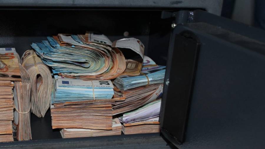 Los 60.000 euros que guardaba el detenido en Bertamiráns en una caja fuerte. Foto: GC