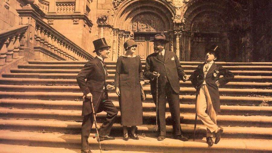 El director de cine Alejandro Pérez Lugín, segundo por la derecha, con tres de los actores de ‘La Casa de la Troya, en la Plaza de Platerías en 1924