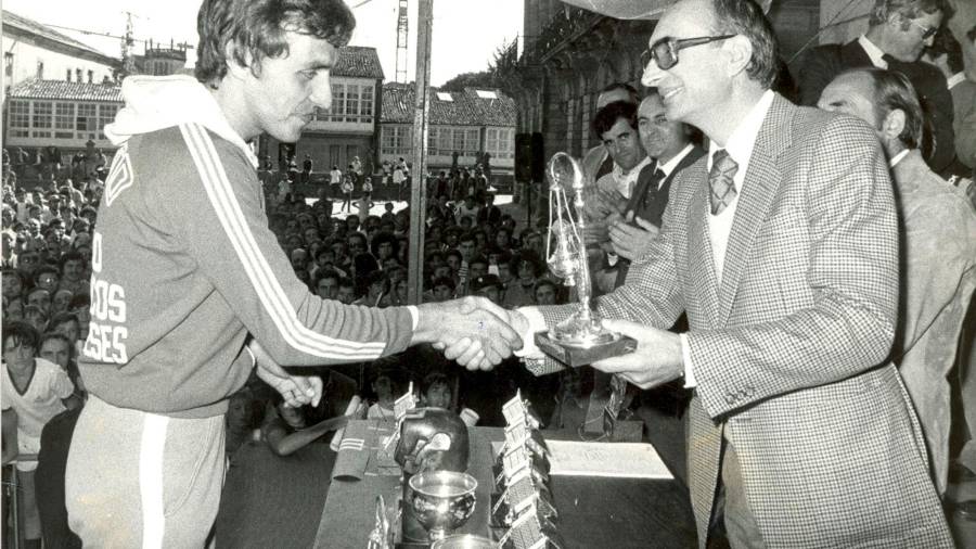 José Antonio Souto Paz, alcalde entre 1979 y 1981, felicitando a Delfín Moreira.