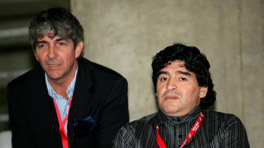 Paolo Rossi con Diego Maradona. FOTO: EFE/EPA/DANIEL DAL ZENNARO