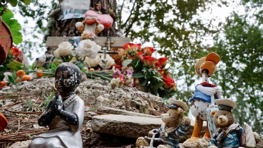 Siete años después, el ‘altar’ de Asunta permanece lleno de peluches, flores y cartas