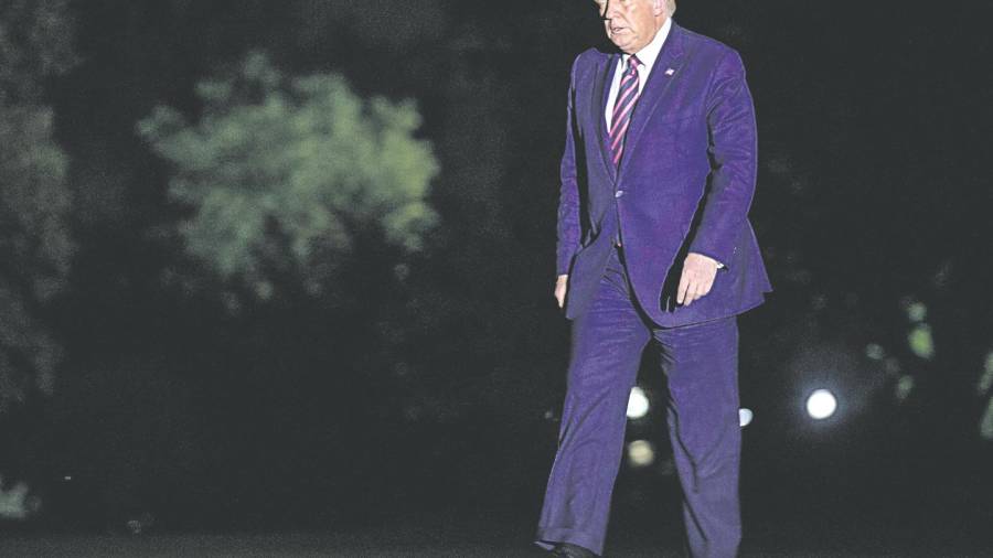 Trump caminando en el jardín de la Casa Blanca tras regresar de un mitin. Foto: Shawn Thei