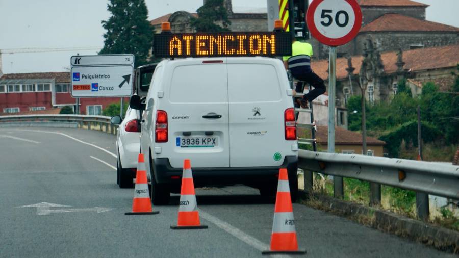 Operarios instalando ayer el radar en Conxo, que comenzará a sancionar a los conductores a principios del mes de julio. Foto: Fernando Blanco