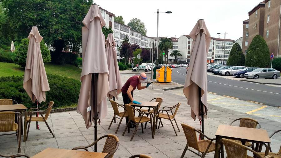 En el Café Itatti higienizan las mesas después de cada servicio, como se aprecia en la imagen. Foto: Antonio Hernández