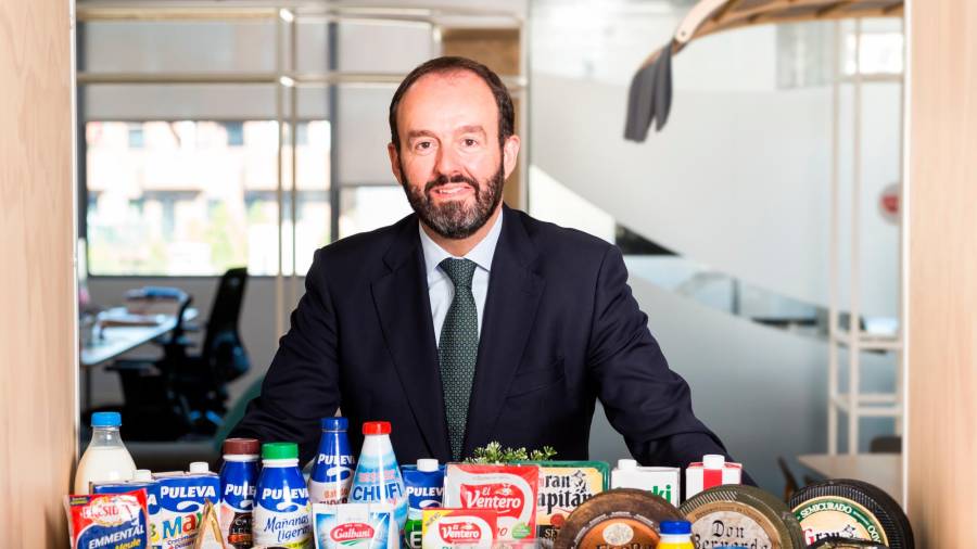 El CEO de Lactalis en España, que dirige también su división de quesos, rodeado de productos lácteos. Foto: G.L.