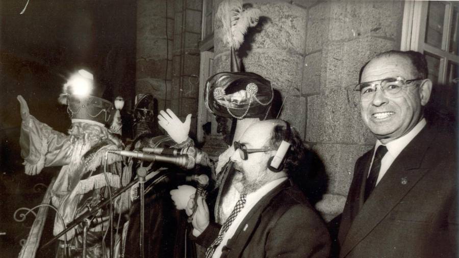 Luis Rial presenta a los Reyes Magos desde el balcón del Concello. A su lado, el entonces alcalde Ernesto Vieitez