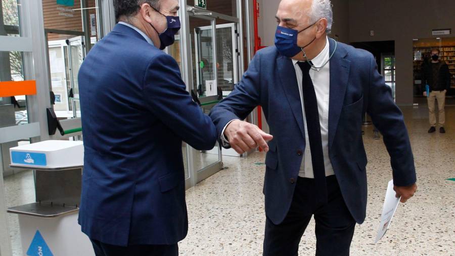 Román Rodríguez, izquierda, saluda a su llegada al director del CIFP Ferrolterra, Enrique Pazo. Foto: ECG