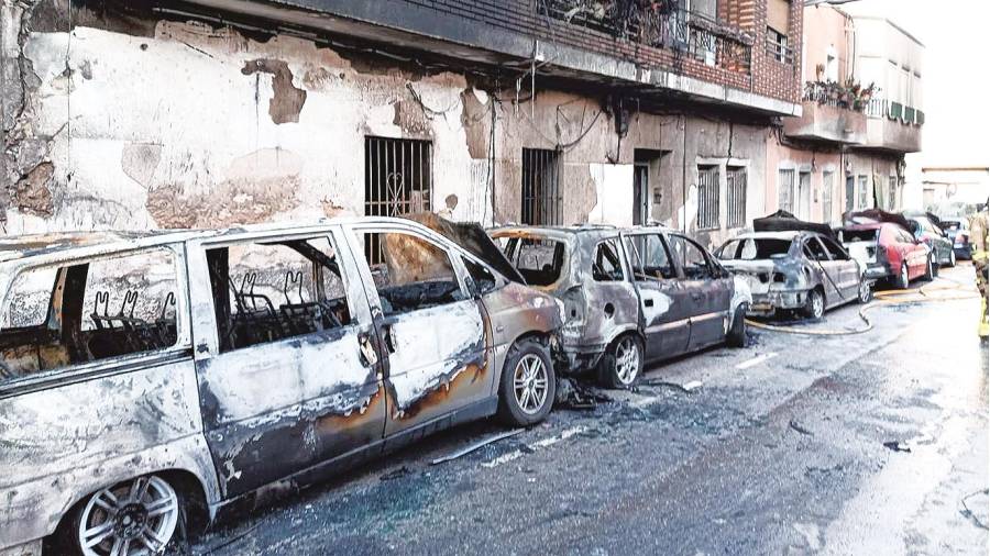 Hasta siete coches fueron calcinados por cócteles molotov en Molina (Murcia). E. P.