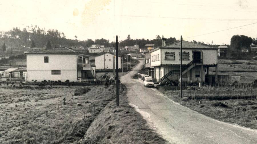 Vista del barrio de Conxo en el año 1984, en la que era la rúa principal de la zona. Ahora, los edificios protagonizan la zona. Foto: Manolo Blanco