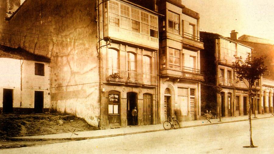 LA IMAGEN Así lucía la calle del Hórreo a finales de los años cuarenta del siglo XX. Foto: Ksado