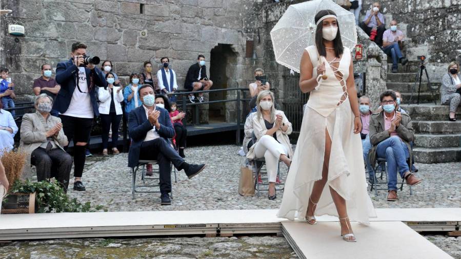 Desfile de moda en liño no castelo de Vimianzo. Foto: Torrecilla