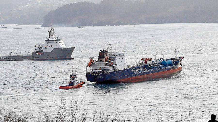 Rescatan el buque 'Blue Star' a los 17 días de su encallamiento en Ares