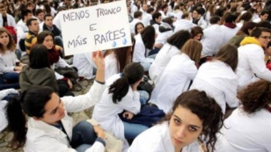 'Sentada' de unos 500 alumnos de Medicina para protestar contra los cambios en el MIR