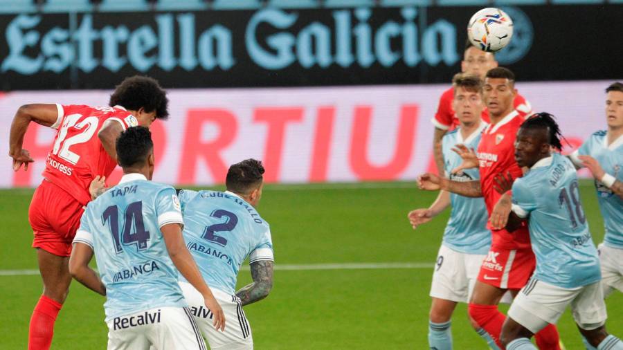 EL PRIMERO Koundé cabecea el balón que supuso el primer gol del encuentro en Balaídos a favor del Sevilla. Foto: Salvador Sas