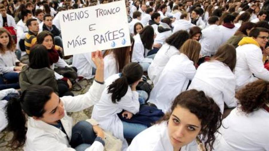 'Sentada' de unos 500 alumnos de Medicina para protestar contra los cambios en el MIR